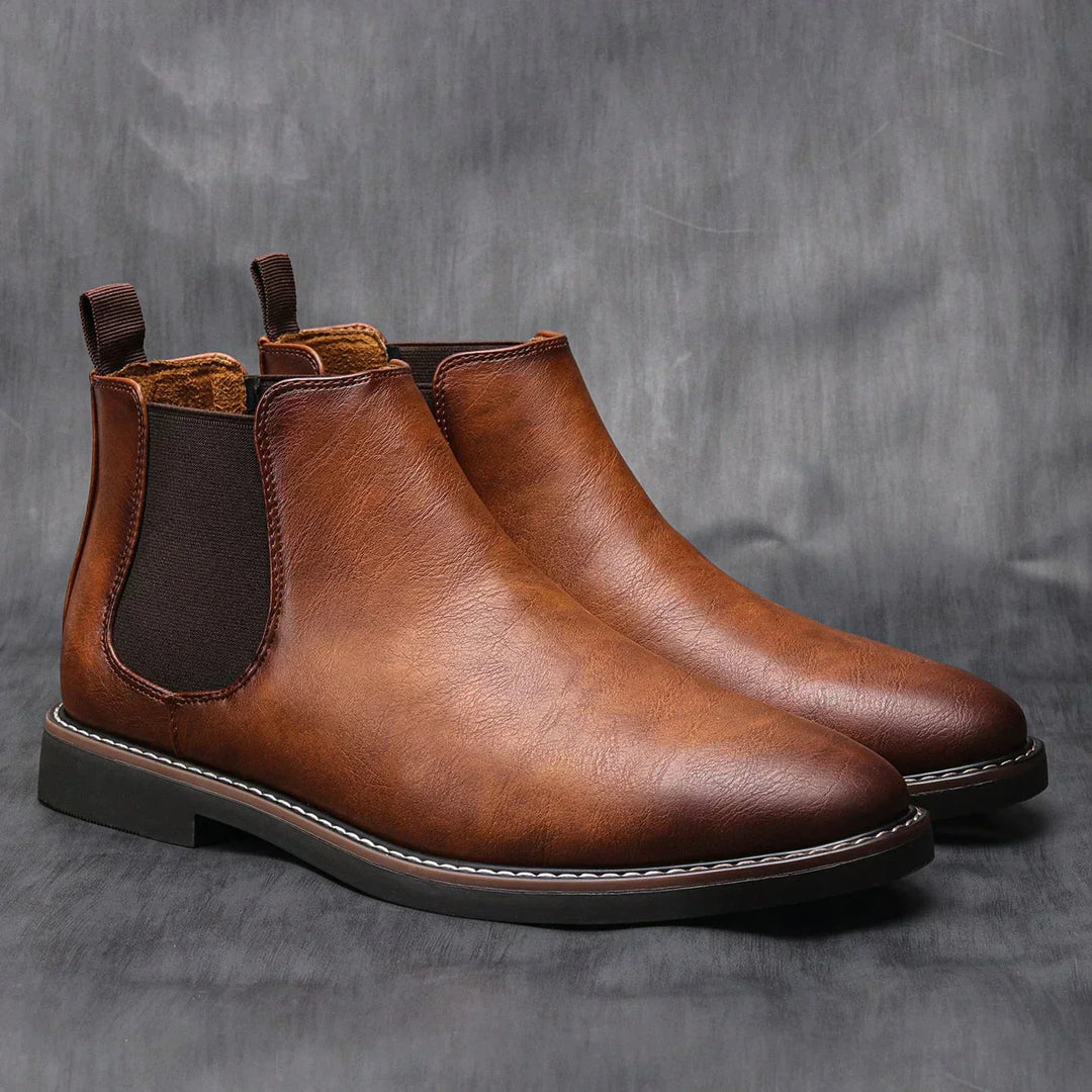 Sorte slip-on herre Chelsea-støvler, kendt for deres uovertrufne komfort og klassiske, elegante design.