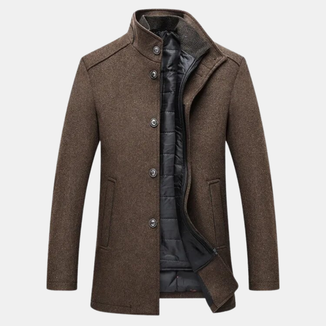 Mørkebrun quiltet herre vinterfrakke med ståkrave. Varm, elegant jakke til stilfuld vintermode.