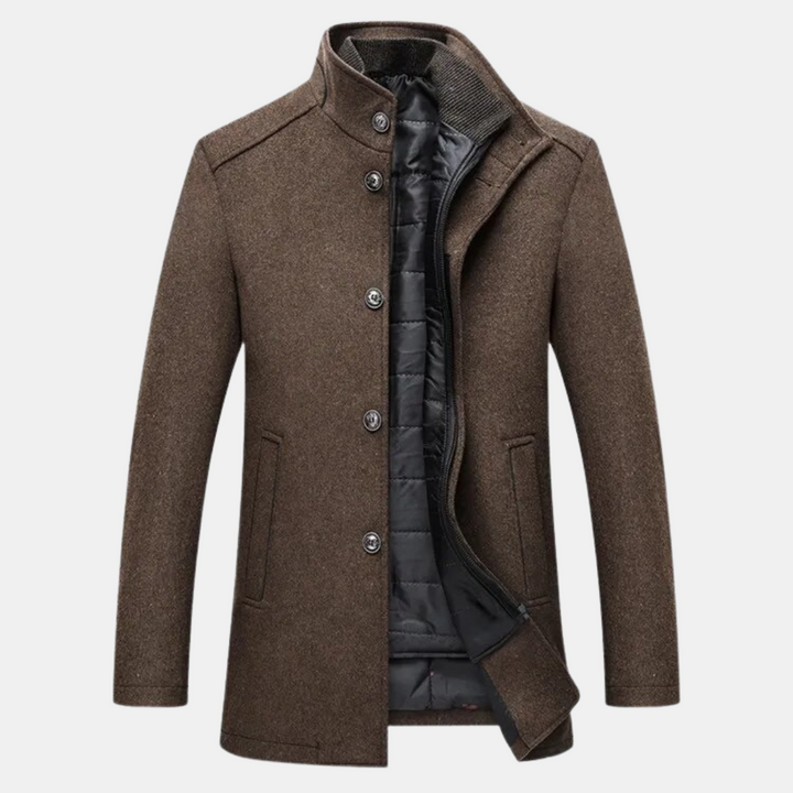 Mørkebrun quiltet herre vinterfrakke med ståkrave. Varm, elegant jakke til stilfuld vintermode.