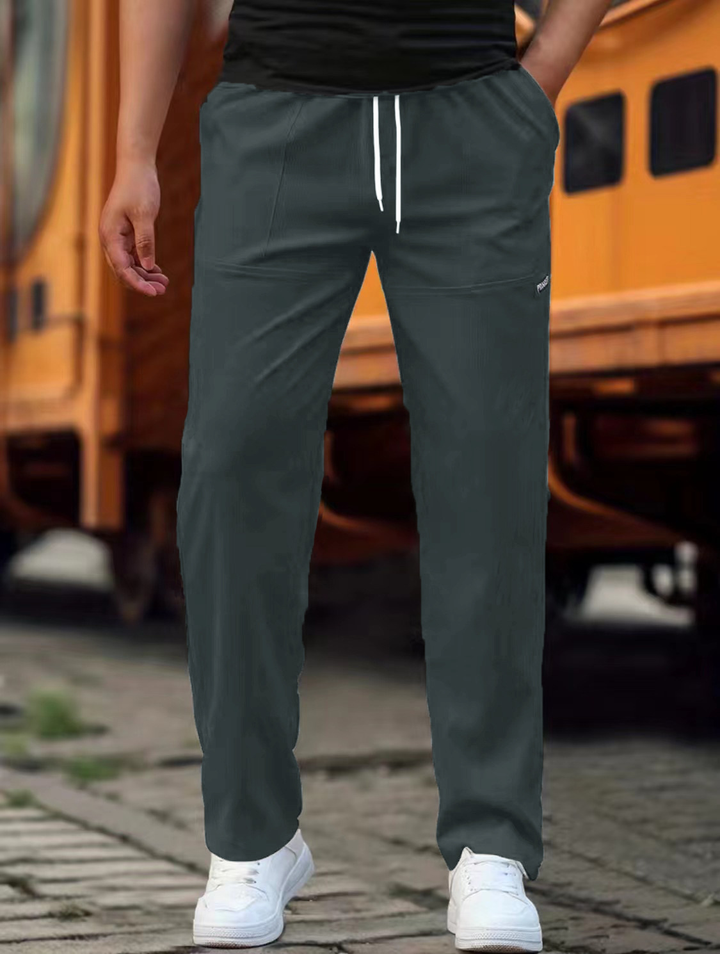 Stilfulde sorte herre sweatpants med moderne snit, ideelle til casual brug og fritid.
