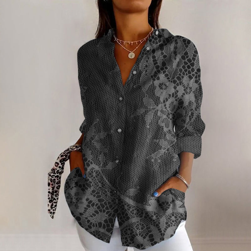 Mørkegrå vintage kvindebluse med blomsterprint og klassisk krave. Langærmet, ideel til forår/efterår, også i plus size.