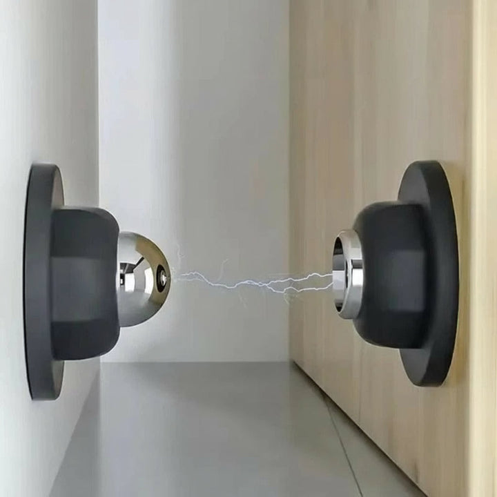 Praktisk magnetisk dørstopper til gulv- eller vægmontering, forhindrer smækkende døre i hjemmet.