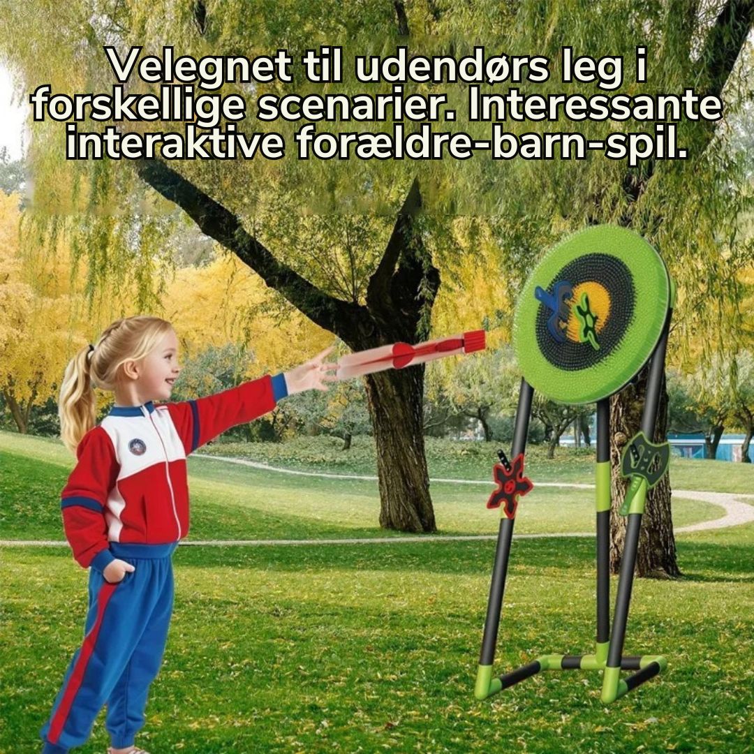 Barn kaster en blød magnetisk økse mod måltavlen. Underholdende indendørs spil for børn.