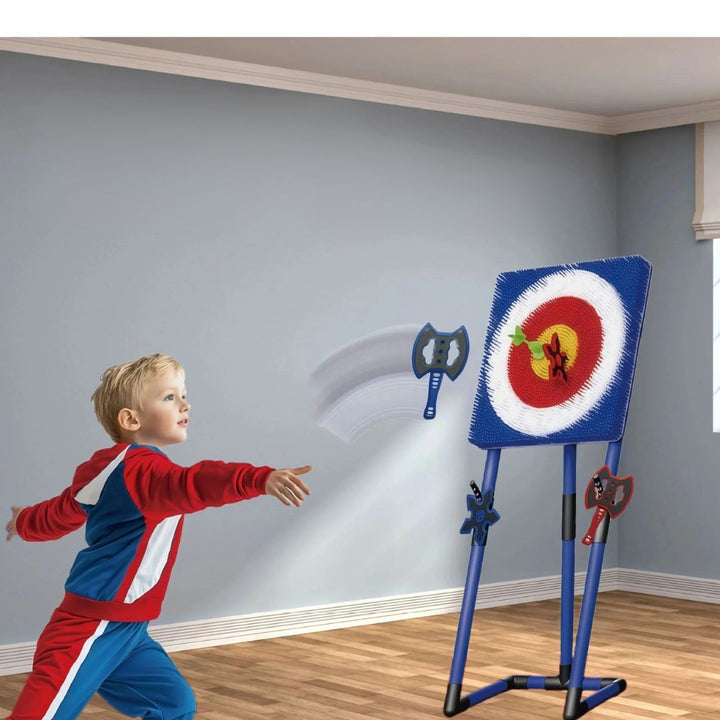 Magnetisk økse spil opstillet i haven. Ideelt udendørs kastespil, der samler familien.