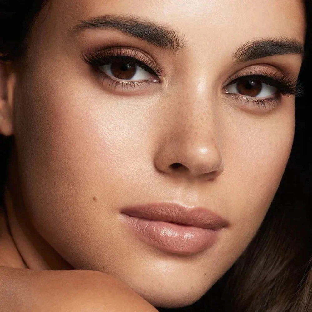 Produktfoto: Æske med genanvendelige magnetiske vipper til hurtig og skånsom makeup for kvinder.