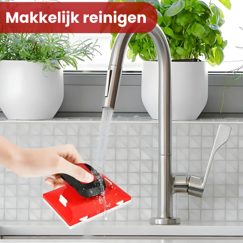 Nærbillede af malerguide, der skaber knivskarpe malerkanter på væggen uden afdækningstape.