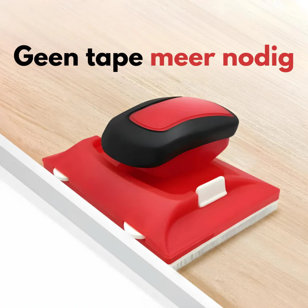 Person bruger malerguide til præcisionsmaling af vægkanter. Værktøj til nem renovering og udsmykning.