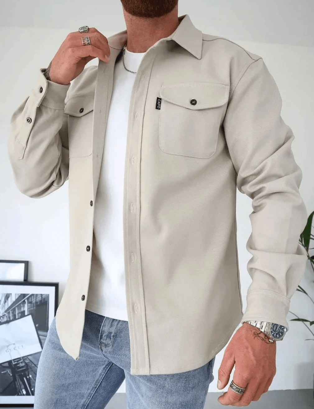 "Mand i høj kvalitet efterårsskjorte, moderne stil, beige farve, perfekt til kølige dage, komfort og mode i balance"