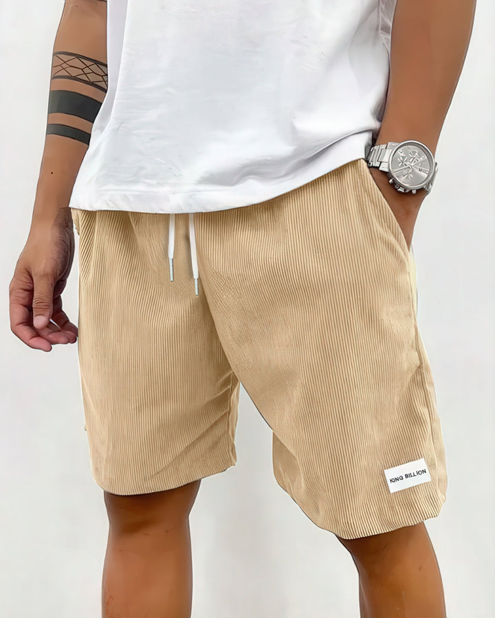 Mand iført Kasper løse casual shorts, ideelle til sommerkomfort og fritid.