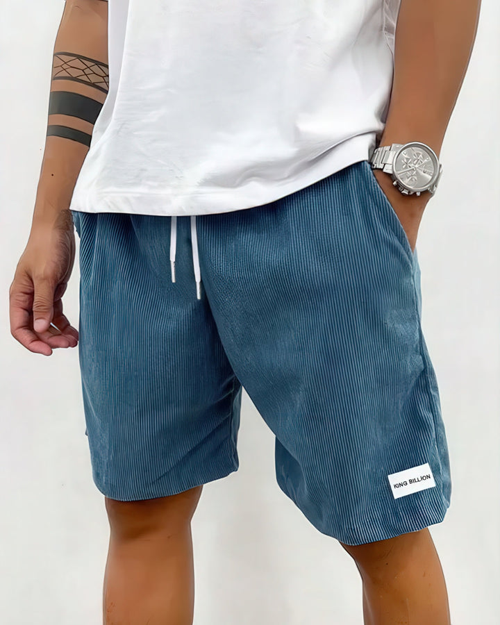 Kasper herre casual shorts i afslappet positur, der viser den løse pasform til sommerbrug.