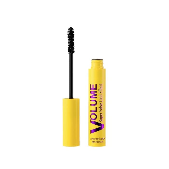 Glad kvinde viser sine smukke, lange vipper med volumen efter brug af kvalitets mascara.