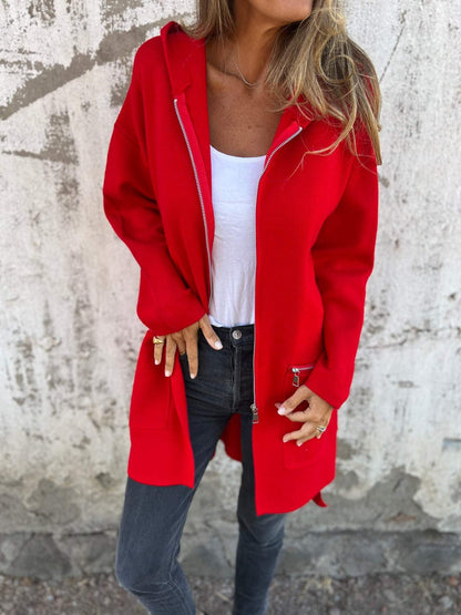Trendy damejakke med hætte, mellemlang pasform & alsidig til ethvert outfit.