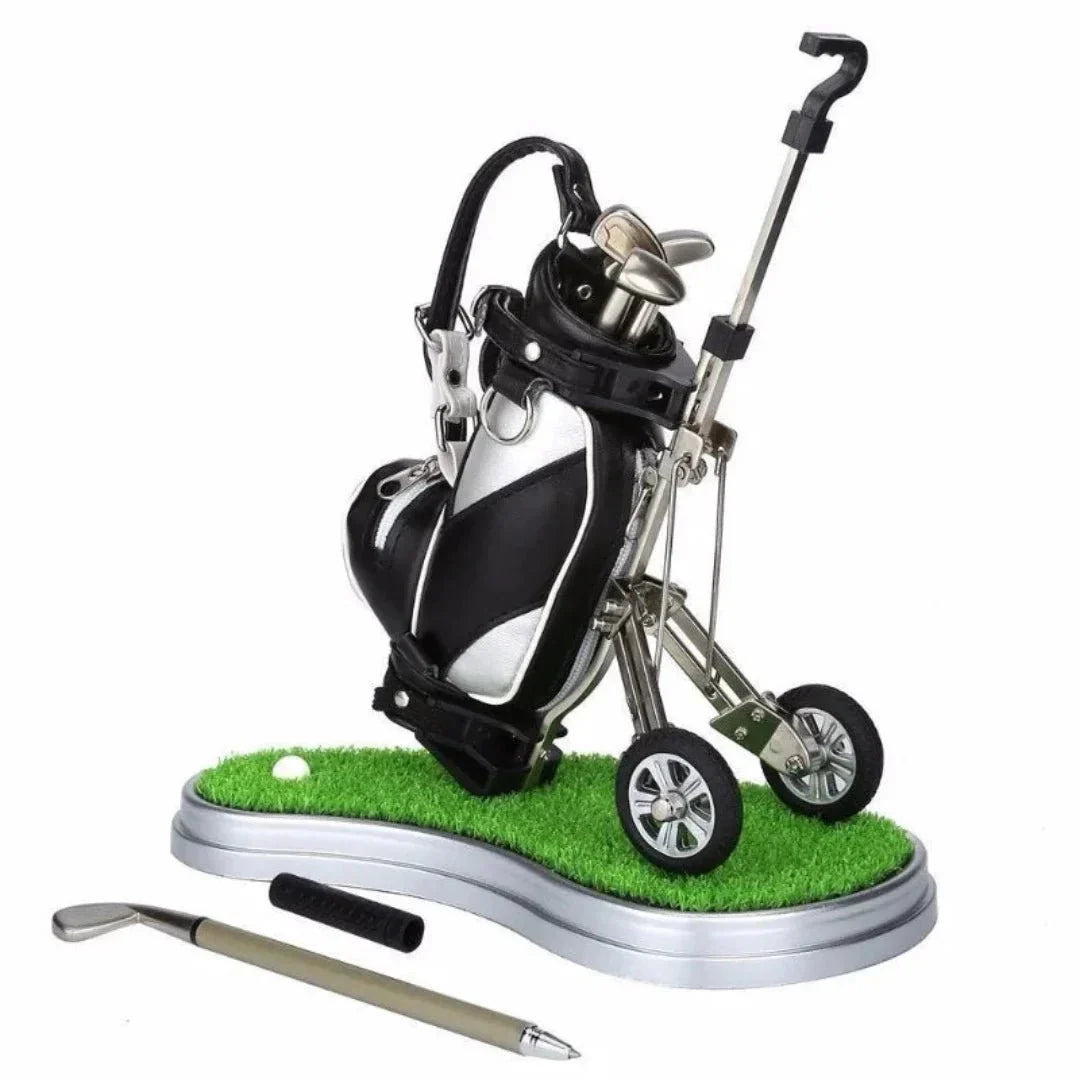 Minigolf penholder sæt til skrivebordet. Kreativ kontorindretning med legende funktionalitet.