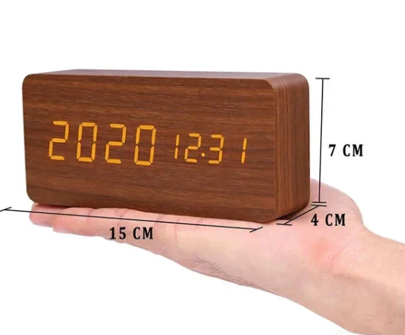 Minimalistisk digitalt træur med LED-display. Et moderne og funktionelt bordur til hjemmet, kontoret eller soveværelset.