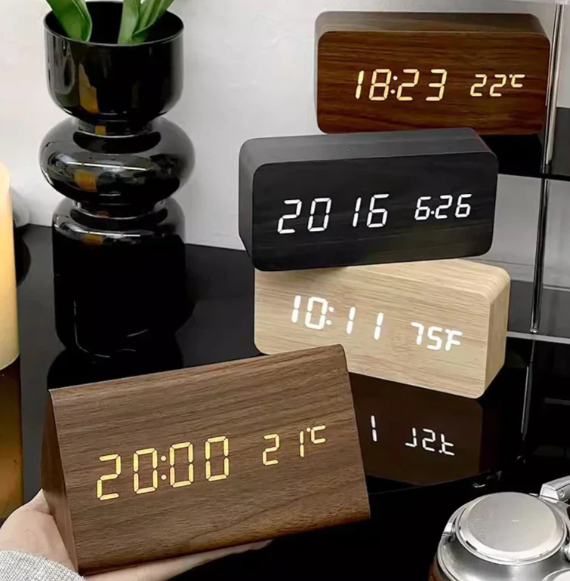 Moderne digitalt træur med klart LED-display. Stilrent vækkeur til minimalistisk hjemmedekoration i soveværelset.