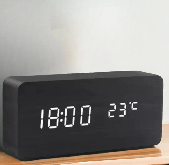 Stilrent digitalt træur med LED-display. Perfekt til moderne hjemmedekoration i stuen eller som kontorur.