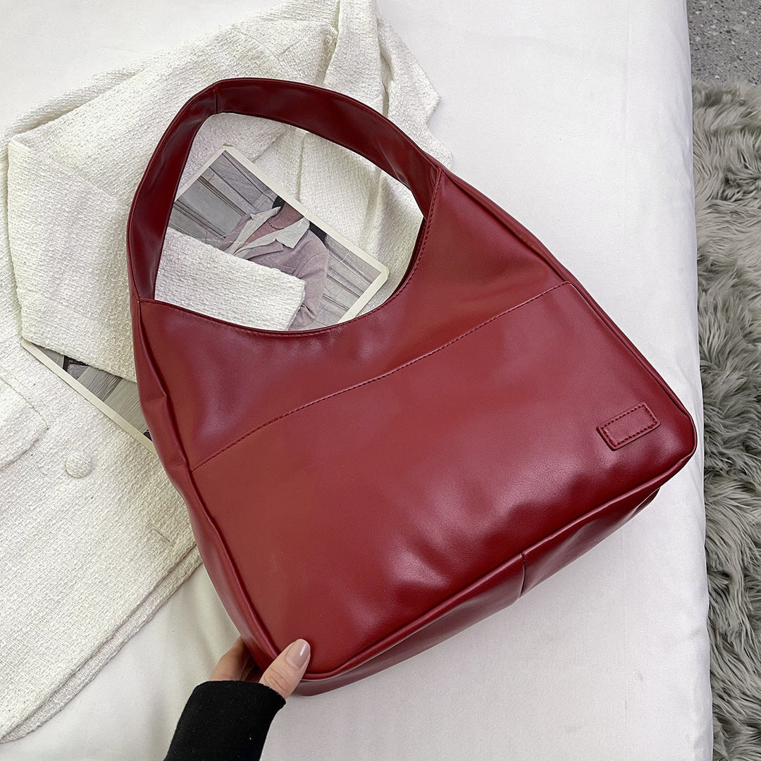 "Minimalistisk kunstlæder skuldertaske med justerbar rem, elegant design, perfekt til daglig brug eller events."