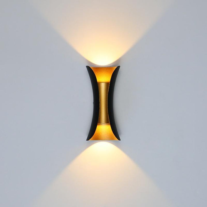 Eksklusiv design væglampe med integreret LED lys. Minimalistisk stil for en moderne bolig.