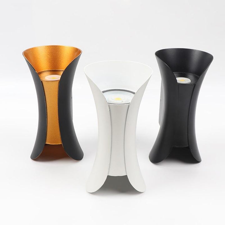 Moderne LED væglampe. Minimalistisk design i hvid eller sort/guld til stilfuld indretning og belysning.