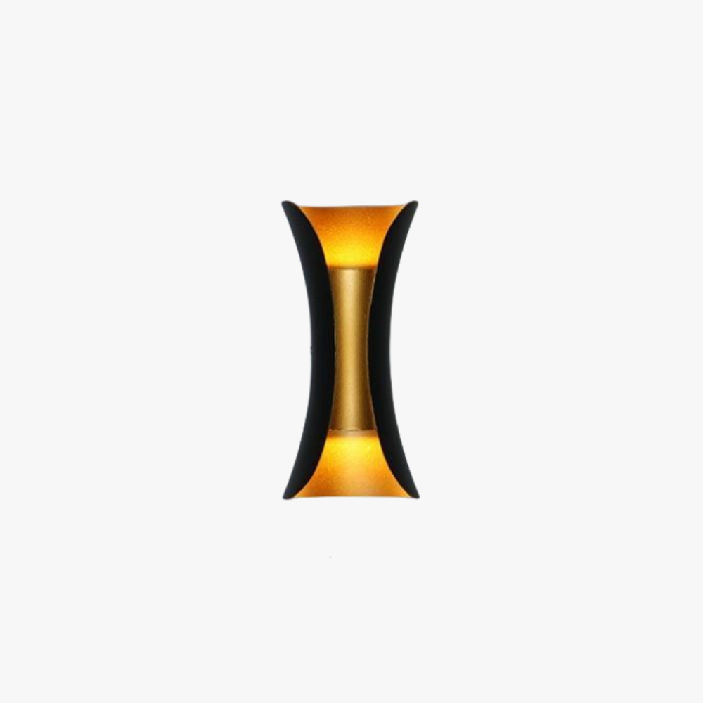 Elegant sort LED væglampe med guld accent. Skaber moderne belysning og hyggelig atmosfære.