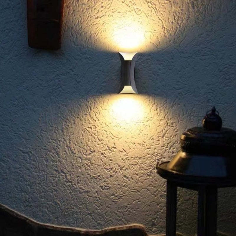 Hvid minimalistisk LED væglampe. Giver diskret og moderne belysning til enhver indretning.