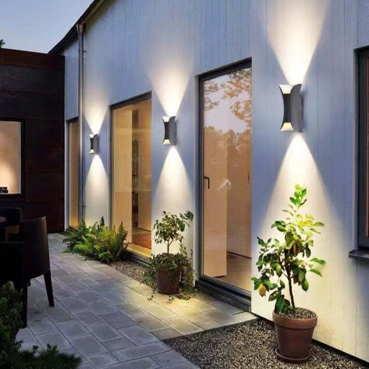 Moderne LED væglampe med varm hvid belysning. Ideel til hyggelig stemning i soveværelset.