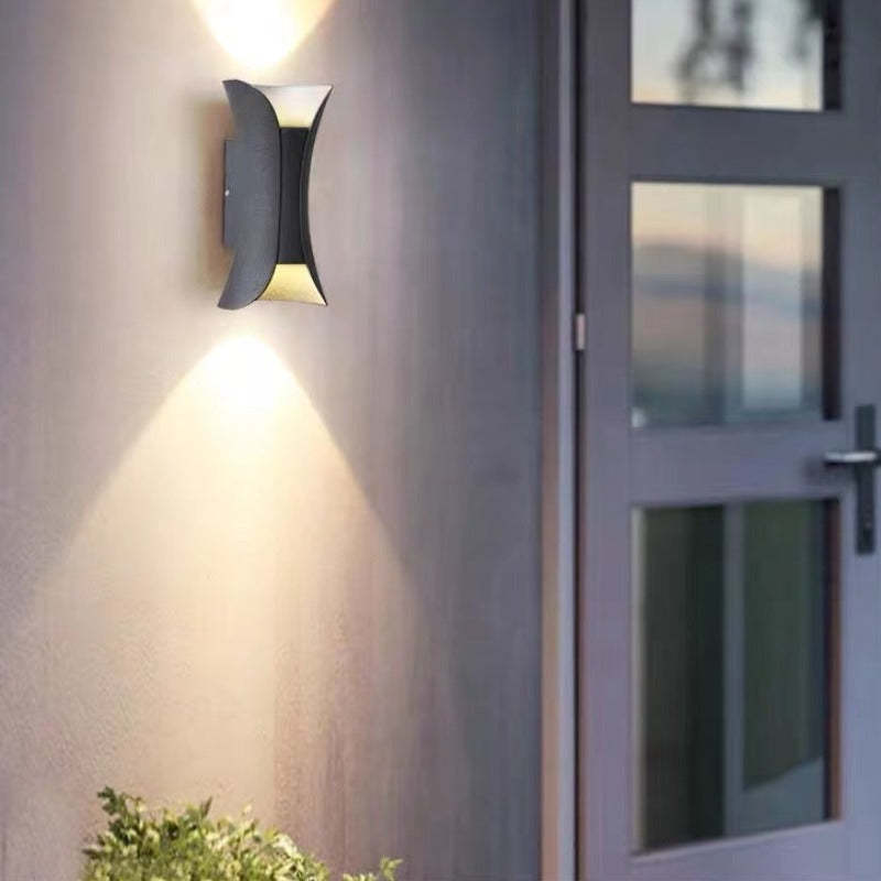 Energieffektiv LED væglampe i moderne minimalistisk stil. Optimer din boligindretning med stemningslys.