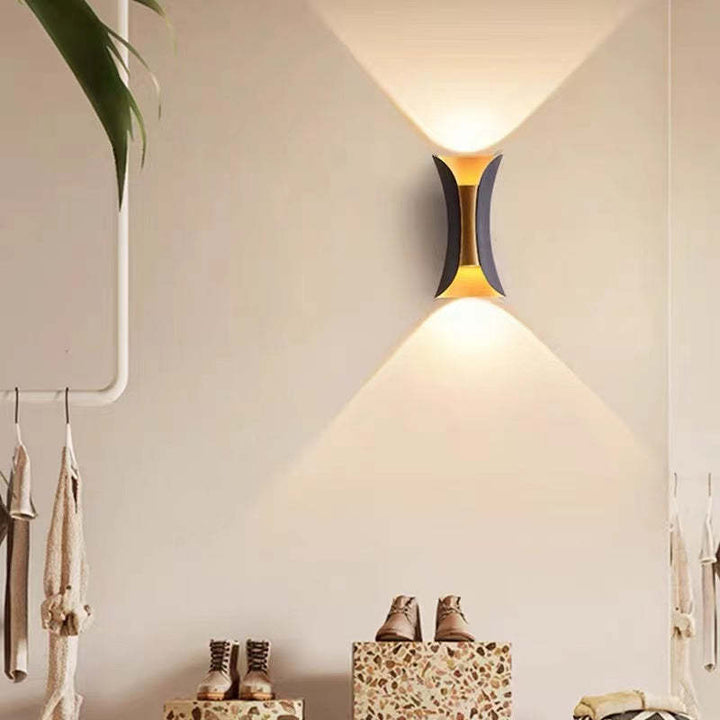 Alsidig LED væglampe til vægmontering. Skaber både funktionel belysning og elegant stemning.