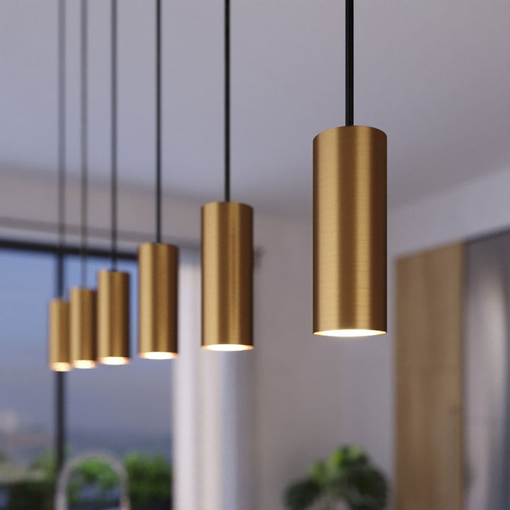 "Minimalistisk messing Tube pendel med børstet finish og justerbar sort stofledning, ideel til fokuseret lys over bordet."