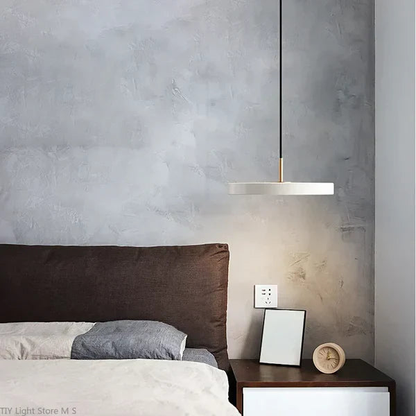 "Minimalistisk skandinavisk pendellampe i sort, hvid eller blå med klart glas og metal, perfekt til moderne indretning."