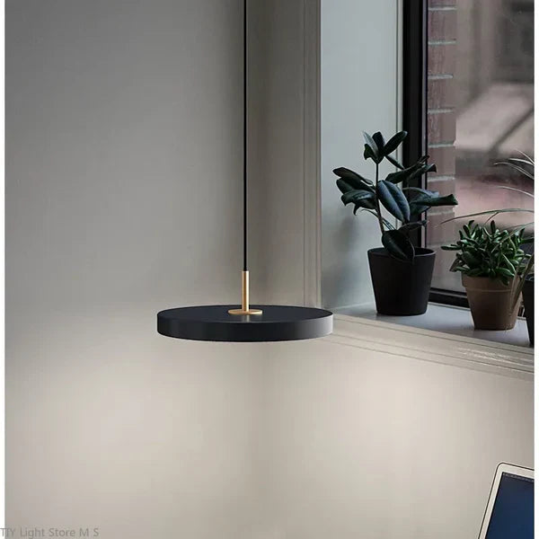 "Minimalistisk skandinavisk pendellampe i sort, hvid eller blå med klart glas og metal, perfekt til moderne indretning."