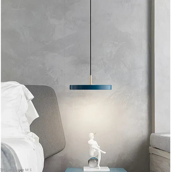 "Minimalistisk skandinavisk pendellampe i sort, hvid eller blå med klart glas og metal, perfekt til moderne indretning."