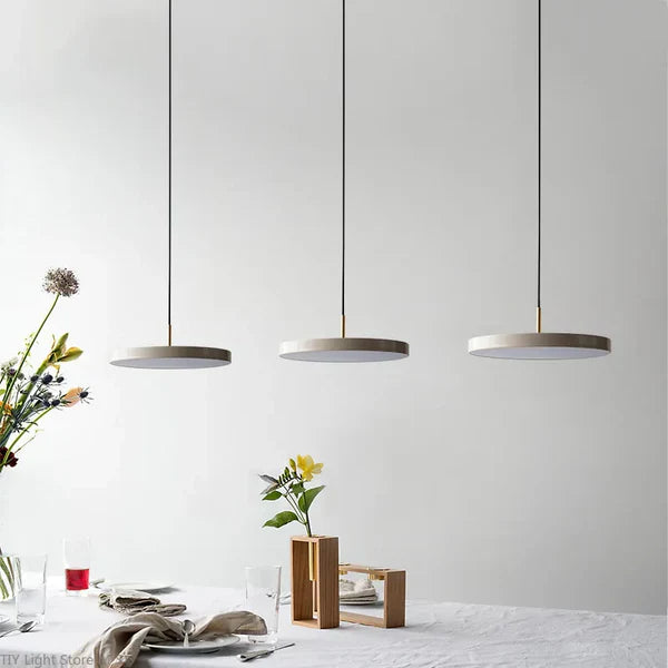 "Minimalistisk skandinavisk pendellampe i sort, hvid eller blå med klart glas og metal, perfekt til moderne indretning."