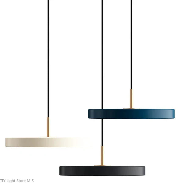 "Minimalistisk skandinavisk pendellampe i sort, hvid eller blå med klart glas og metal, perfekt til moderne indretning."