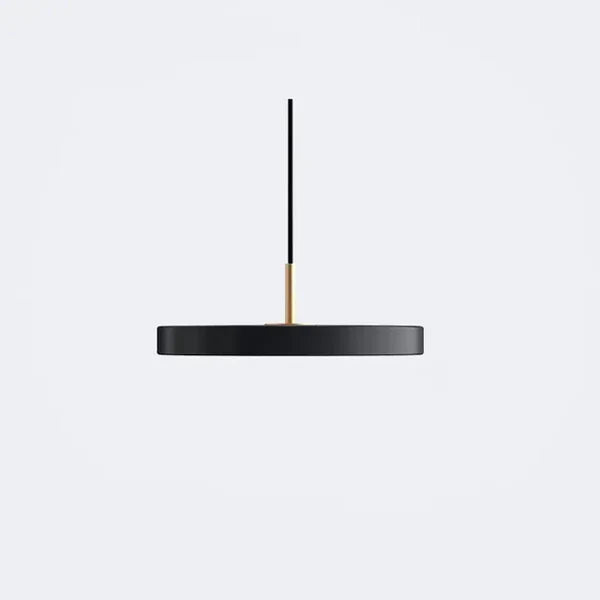 "Minimalistisk skandinavisk pendellampe i sort, hvid eller blå med klart glas og metal, perfekt til moderne indretning."