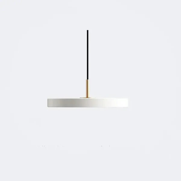 "Minimalistisk skandinavisk pendellampe i sort, hvid eller blå med klart glas og metal, perfekt til moderne indretning."