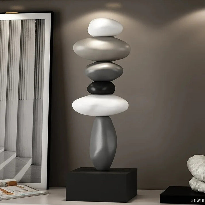 Minimalistisk stenskulptur med stablede sten, der skaber ro i hjemmet. Moderne boligindretning og zen-dekoration.