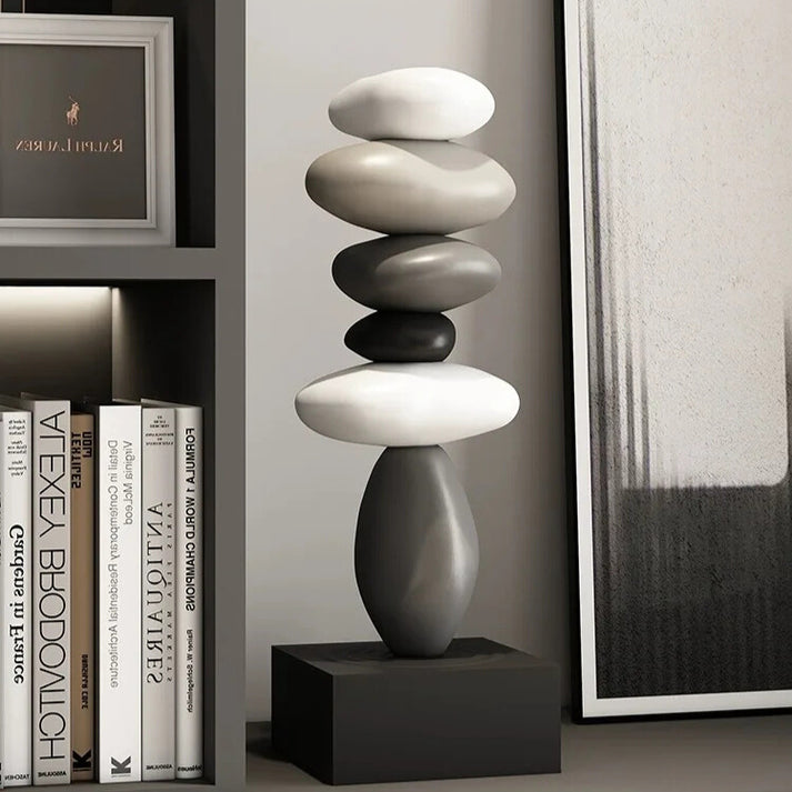 Unik stablet stenskulptur som smuk kunstdekoration til hjemmet. Skab zen og ro med dette moderne designobjekt.