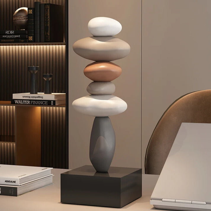 Moderne stablet stenskulptur, der bringer ro og afslapning. Ideel til stilfuld indretning og skabe en zen-atmosfære.