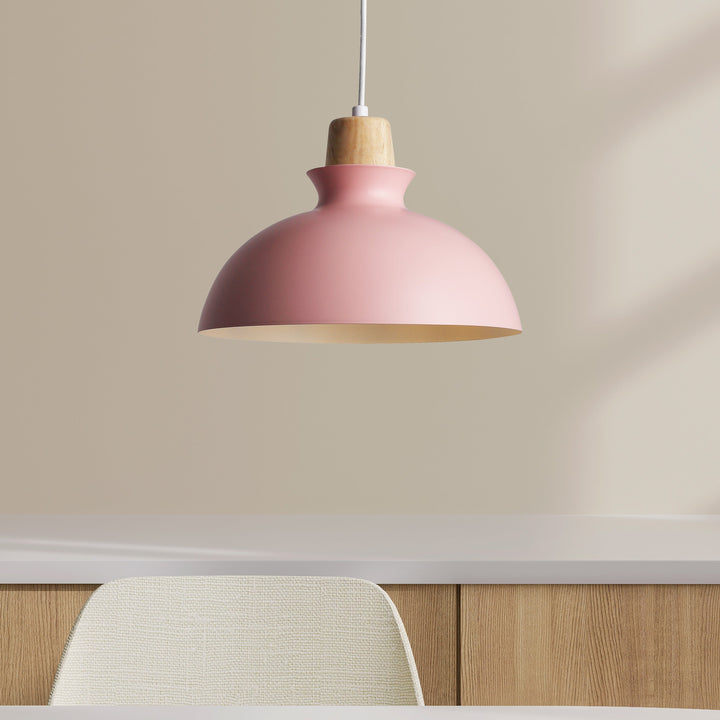 "Minimalistisk Tray Pendel Ø28 i pink med trædetalje, stilfuldt nordisk design til moderne indretning i hjemmet."