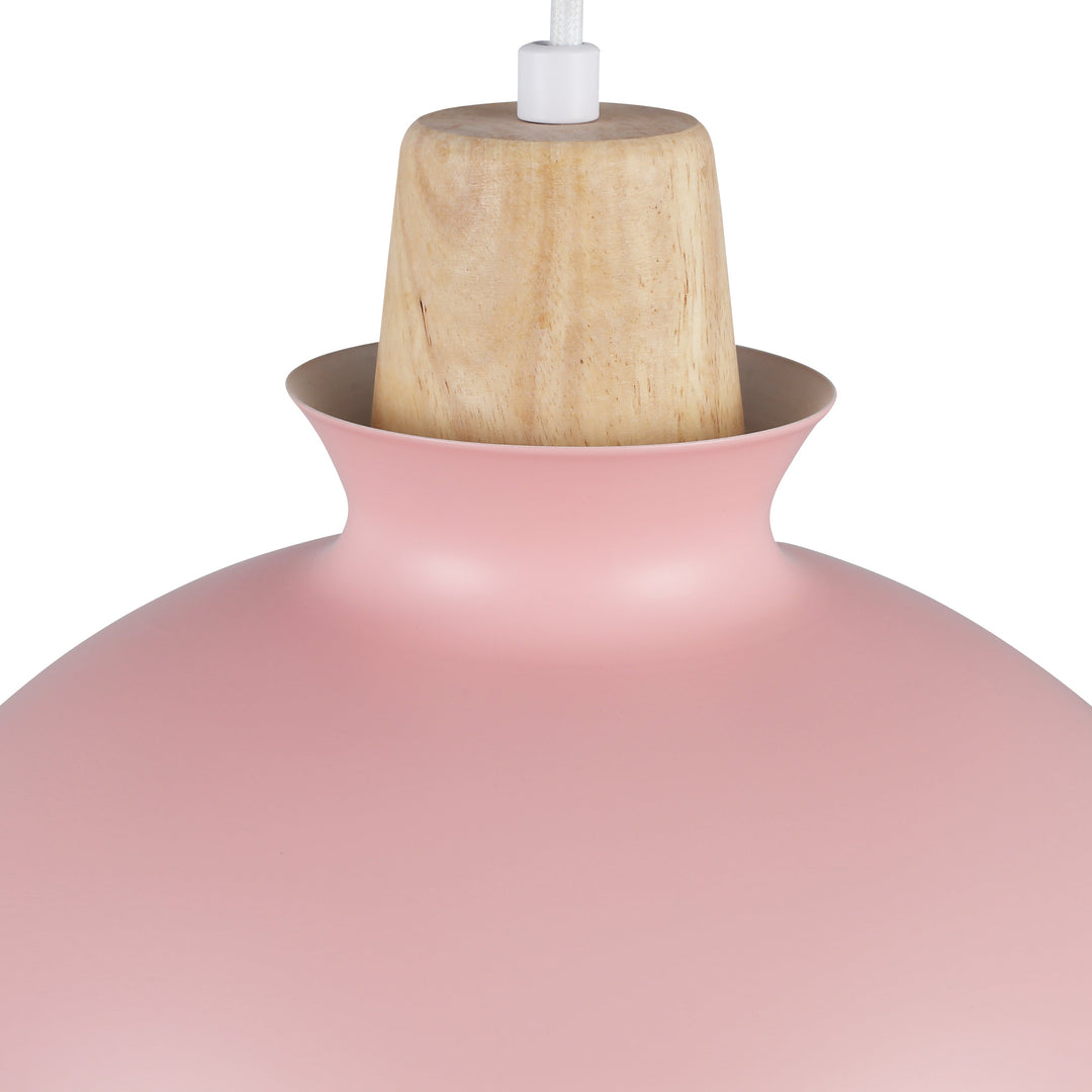 "Minimalistisk Tray Pendel Ø28 i pink med trædetalje, stilfuldt nordisk design til moderne indretning i hjemmet."