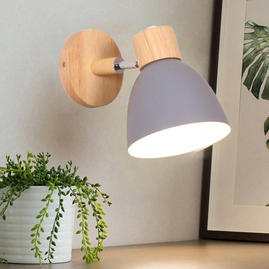 Væglampe designet til at skabe hyggelig og indbydende atmosfære i stue eller entré.