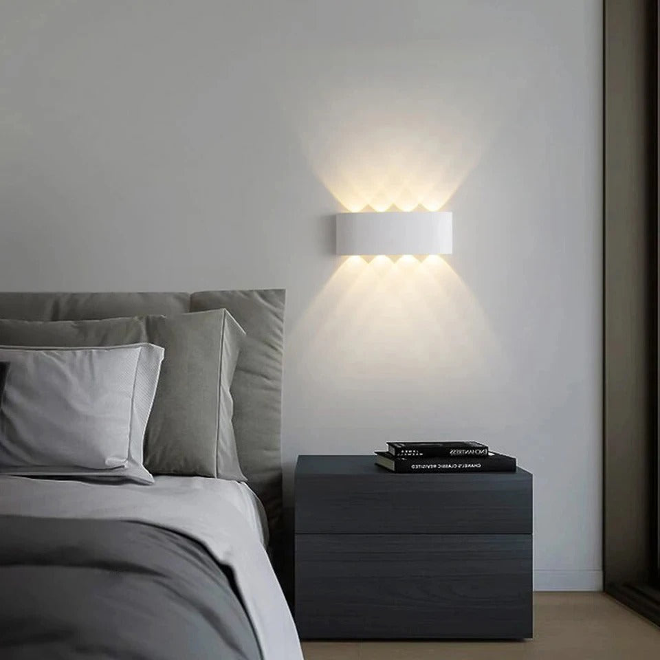 Minimalistisk, vandtæt LED udendørs væglampe. Moderne sort facadelampe til terrasse eller have, energieffektiv belysning.
