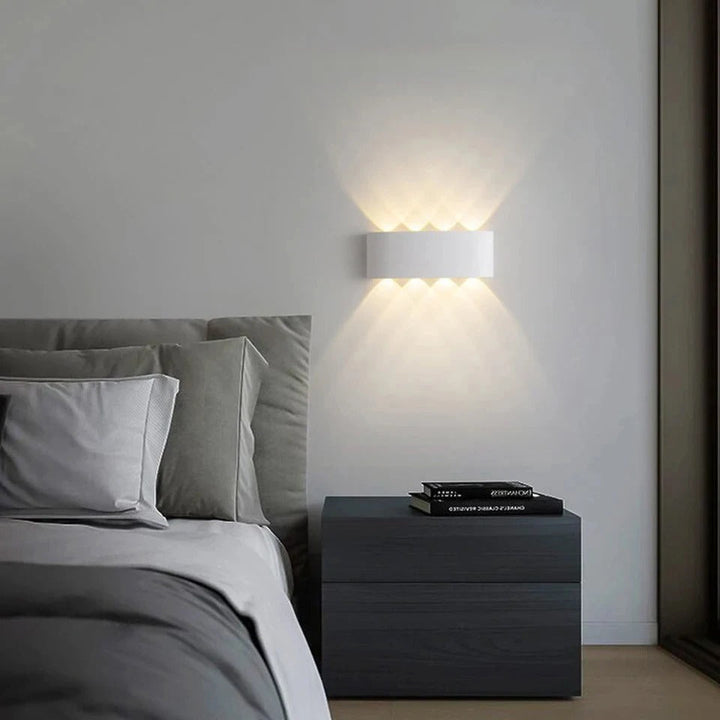 Minimalistisk, vandtæt LED udendørs væglampe. Moderne sort facadelampe til terrasse eller have, energieffektiv belysning.