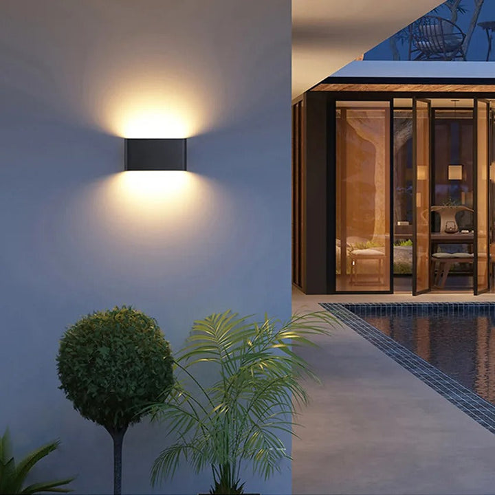 Udendørs LED væglampe med minimalistisk design. Vandafvisende facadelampe til have og indkørsel for stemningsfuld belysning.