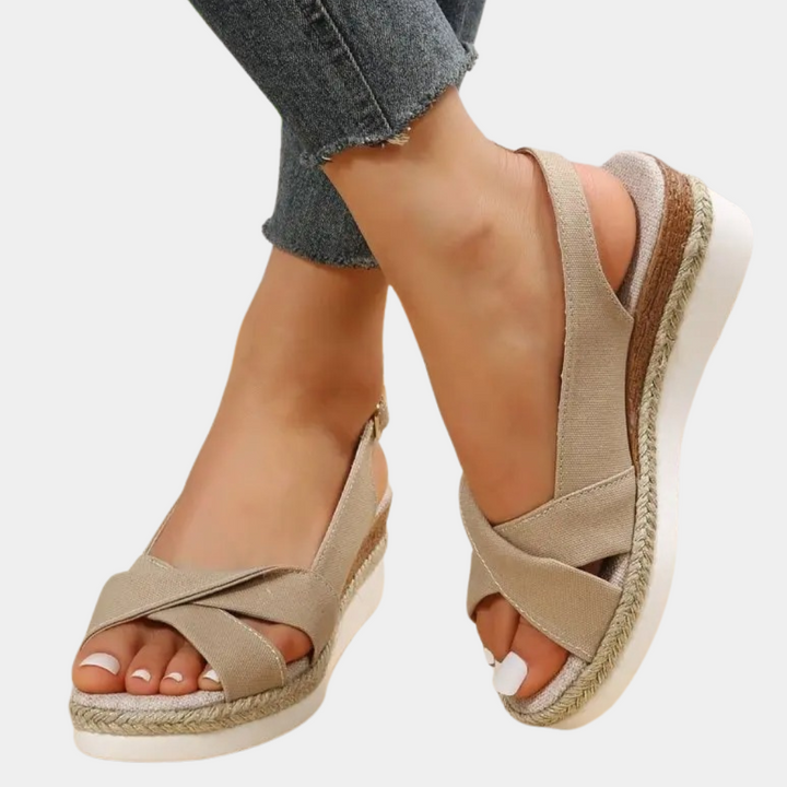 "Moderigtige Yasmin kilehælssandaler til kvinder, beige farve, komfortabelt design, elegant og stilfuldt look"