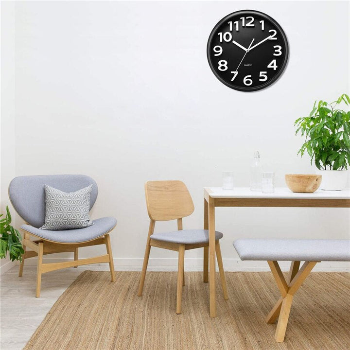 Minimalistisk sort 3D vægur med selvklæbende store tal, giver en moderne og lydløs vægdekoration i ethvert hjem.