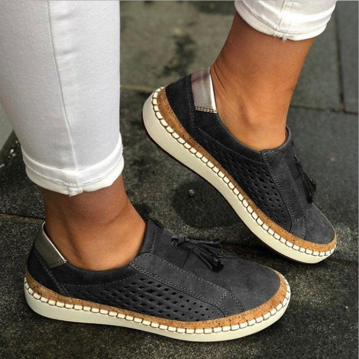 "Moderne åndbare slip ons til kvinder i letvægtsdesign med støtte, grå mesh overdel og hvid sål til komfortabel hverdag."