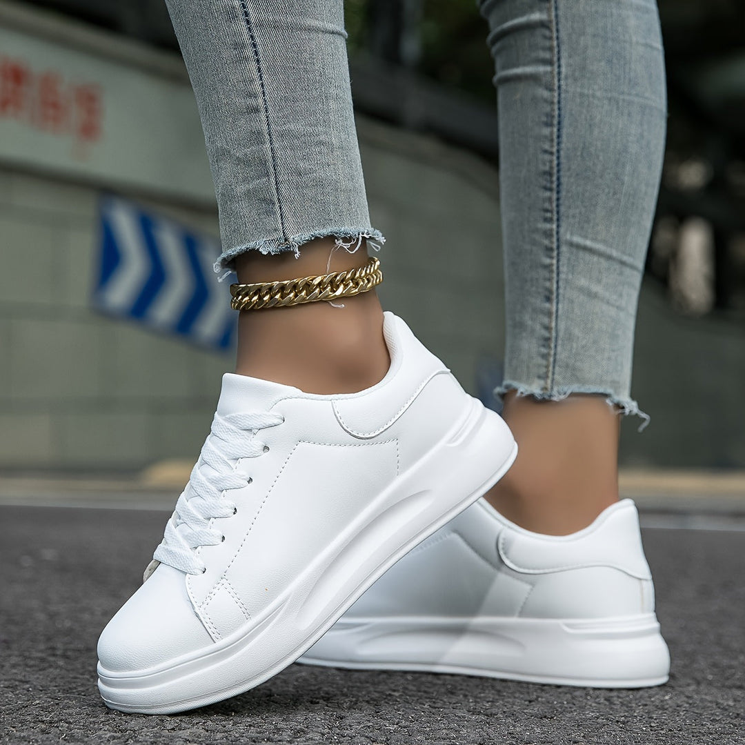 Moderne Dame Sneakers i hvid, komfortable hverdagssko til stilfuldt modefodtøj.