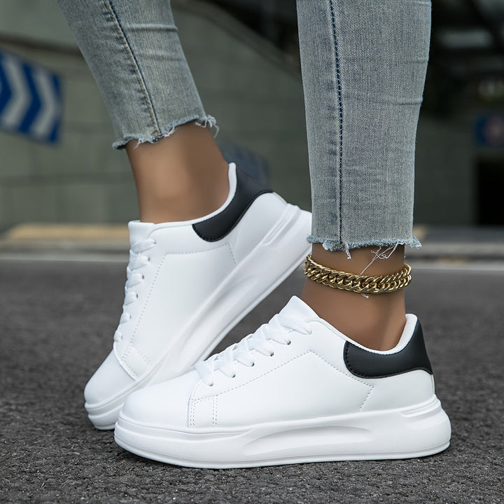 Stilfulde Dame Sneakers for moderne modefodtøj, ideelle som komfortable hverdagssko.